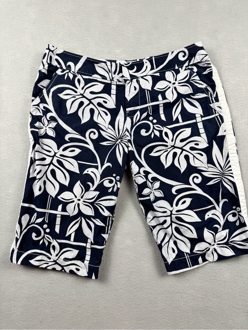 Tommy Bahama Leaf Print Bermuda Shorts Women’s Sz 4 Blue White Classic Summer